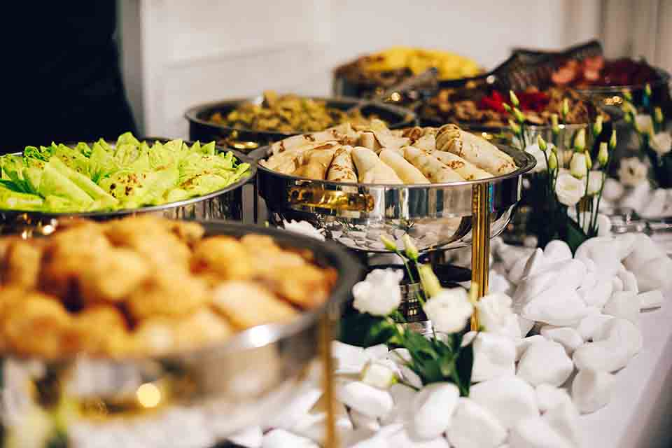 6 Möglichkeiten, beim Hochzeitscatering Geld zu sparen - Event-Planung Österreich