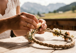 DIY Blumenkranz für die Hochzeit: So gelingt er Schritt für Schritt