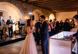 Wie man zwischen einer Hochzeitsband und einem DJ wählt