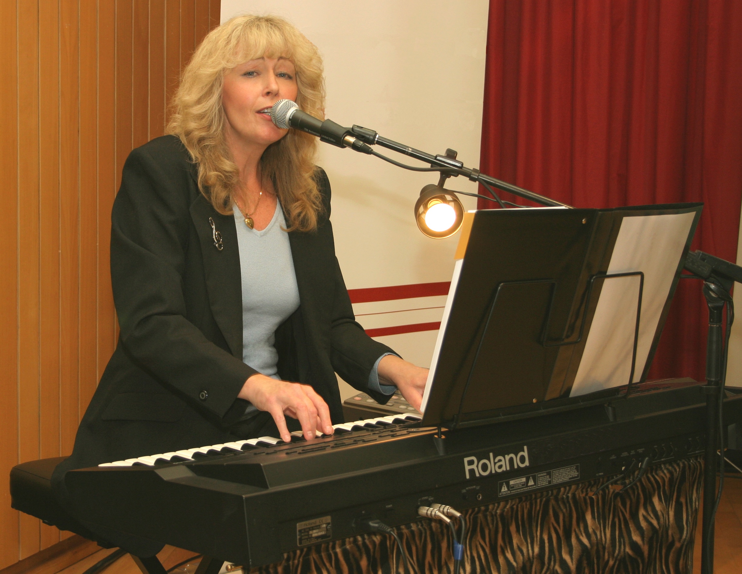 Eva Kunitzky - One Woman Band