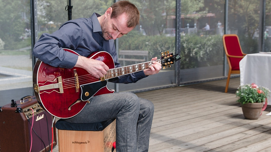 Lounge Gitarrist Charlie Kager