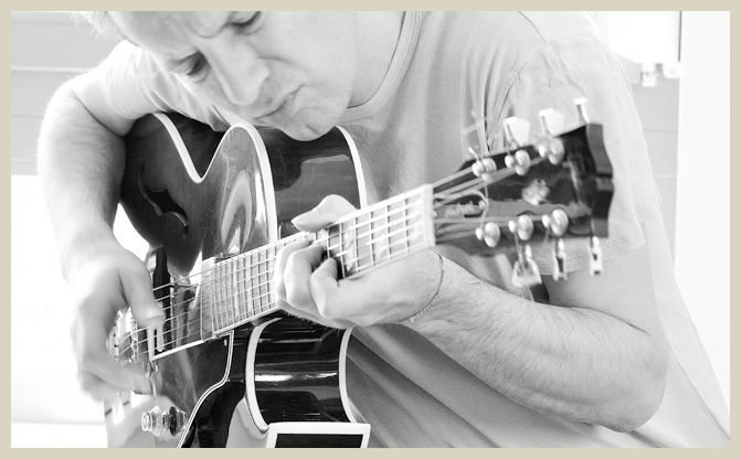 Lounge Gitarrist Charlie Kager