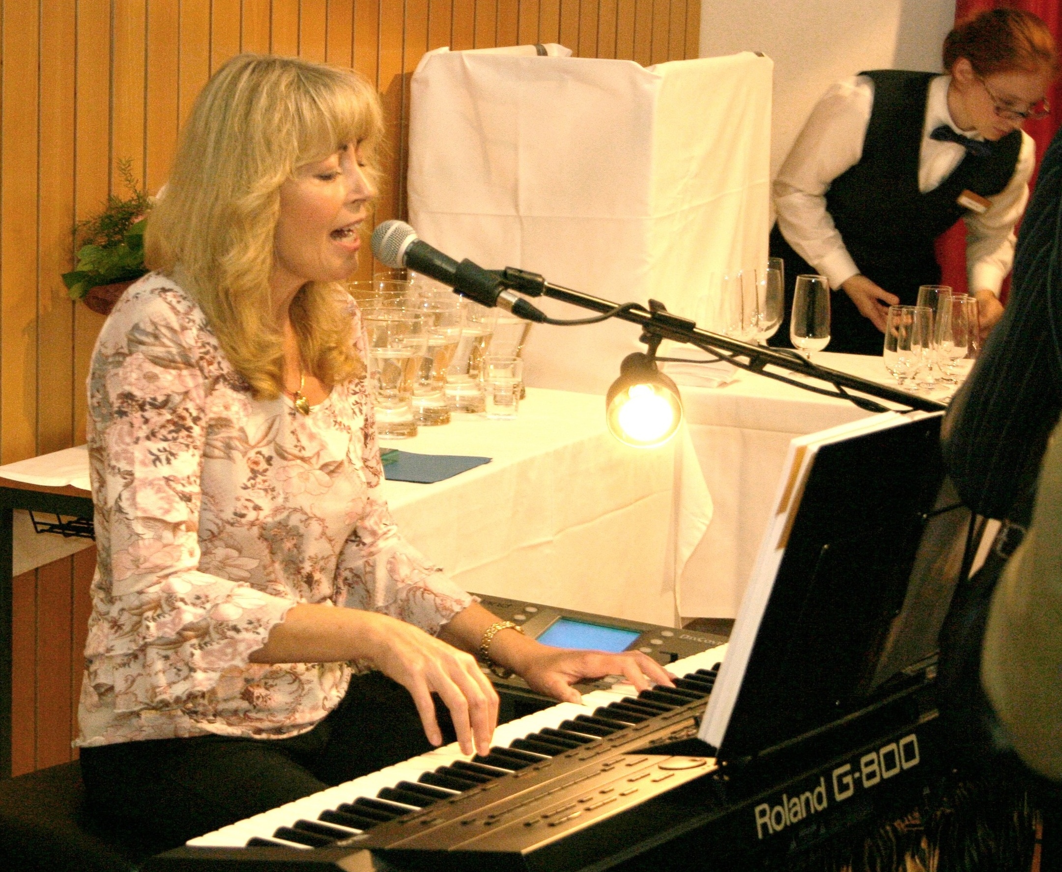 Eva Kunitzky - One Woman Band